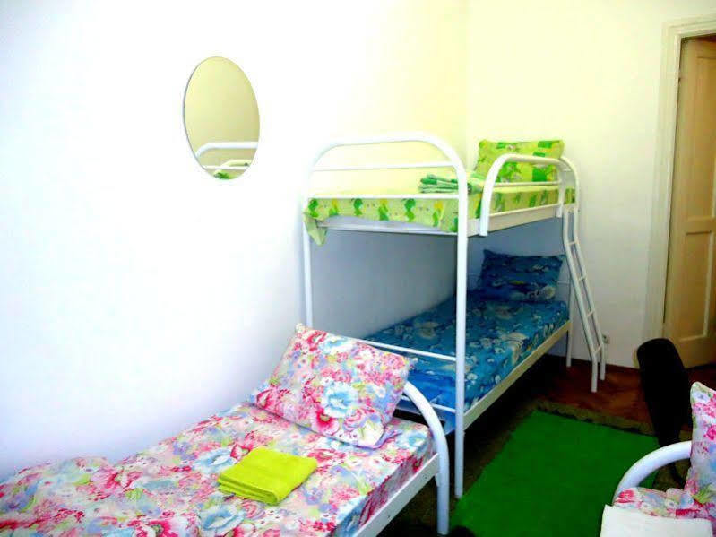 Hostel Kreshatik Kiev Exterior photo